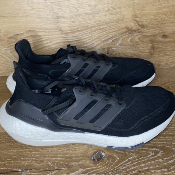 Adidas Ultraboost 21 - Men’s Size 9 - Picture 3 of 9